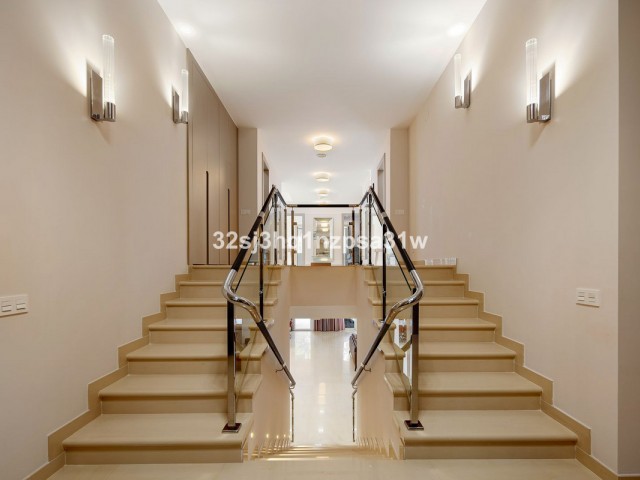 6 Bedrooms Apartment in Marbella