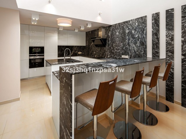 6 Bedrooms Apartment in Marbella