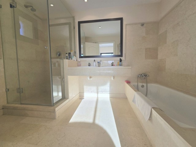 2 Bedrooms Apartment in Benahavís