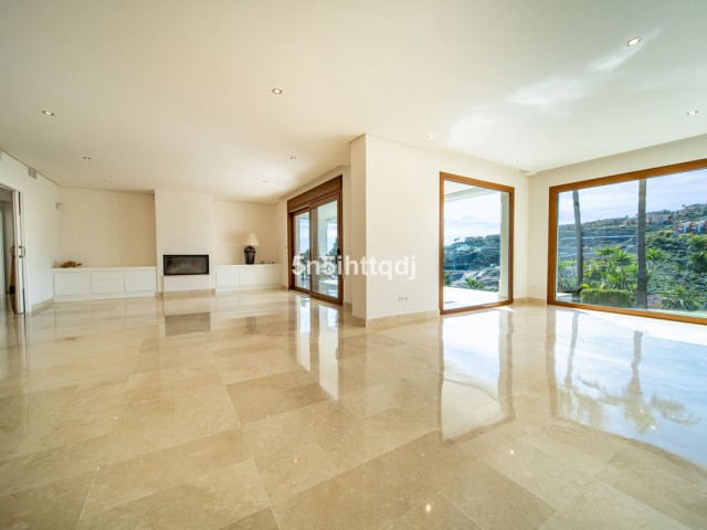 5 Bedrooms Villa in Benahavís