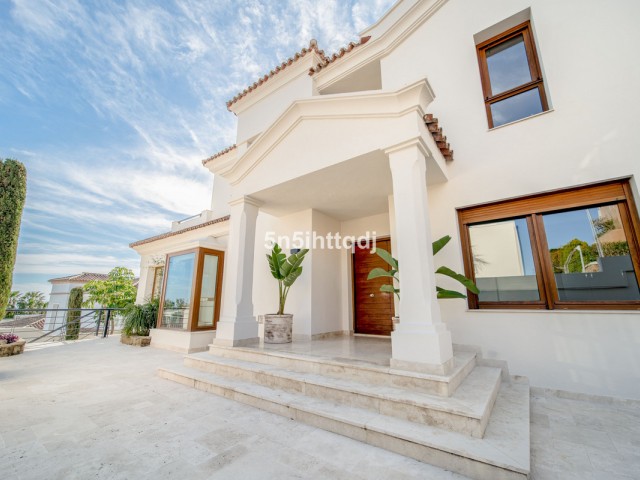 5 Bedrooms Villa in Benahavís