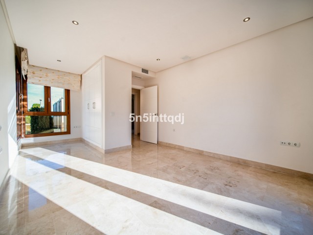 5 Bedrooms Villa in Benahavís
