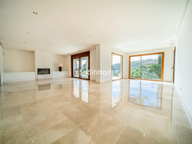 5 Bedrooms Villa in Benahavís