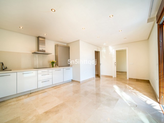 5 Bedrooms Villa in Benahavís