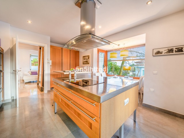 5 Bedrooms Villa in Benahavís