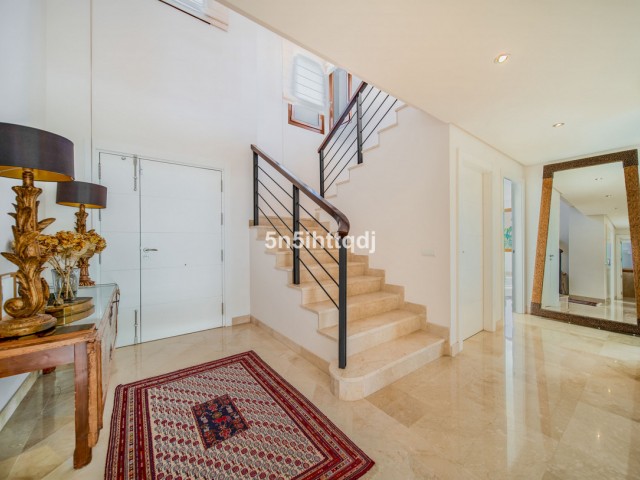 5 Bedrooms Villa in Benahavís