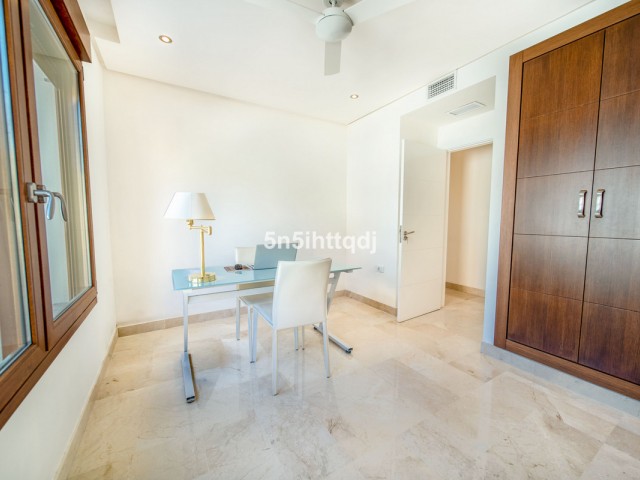 5 Bedrooms Villa in Benahavís