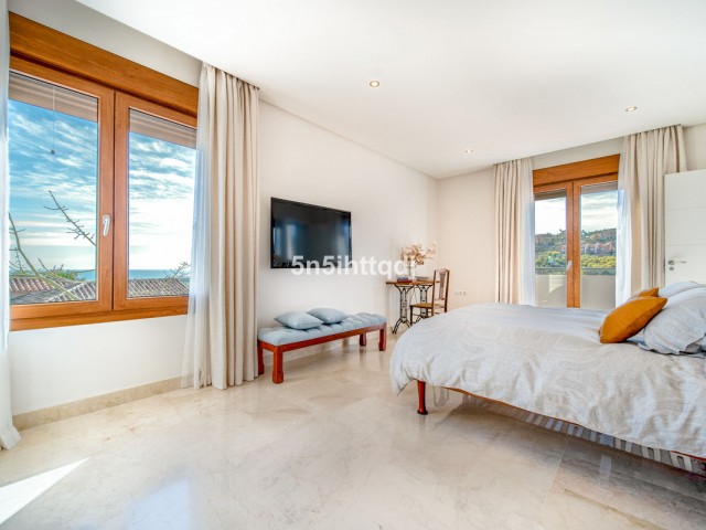 5 Bedrooms Villa in Benahavís