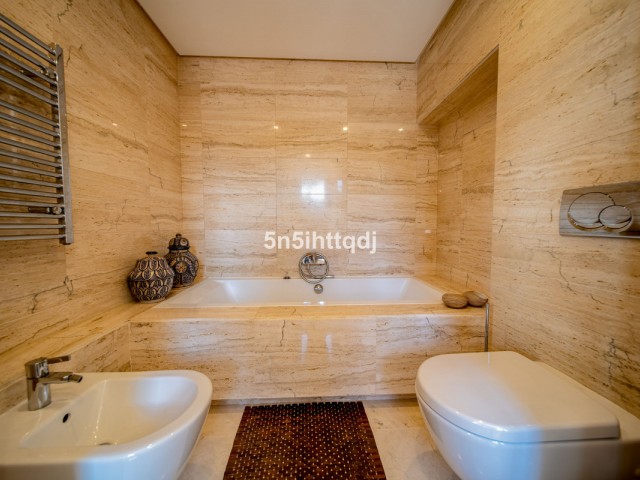 5 Bedrooms Villa in Benahavís