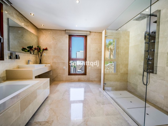 5 Bedrooms Villa in Benahavís