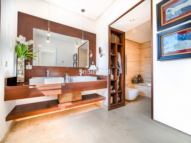 5 Bedrooms Villa in Benahavís