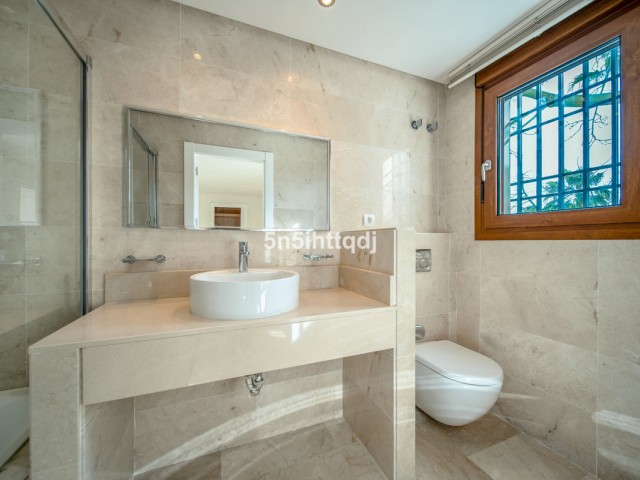 5 Bedrooms Villa in Benahavís