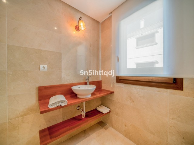 5 Bedrooms Villa in Benahavís