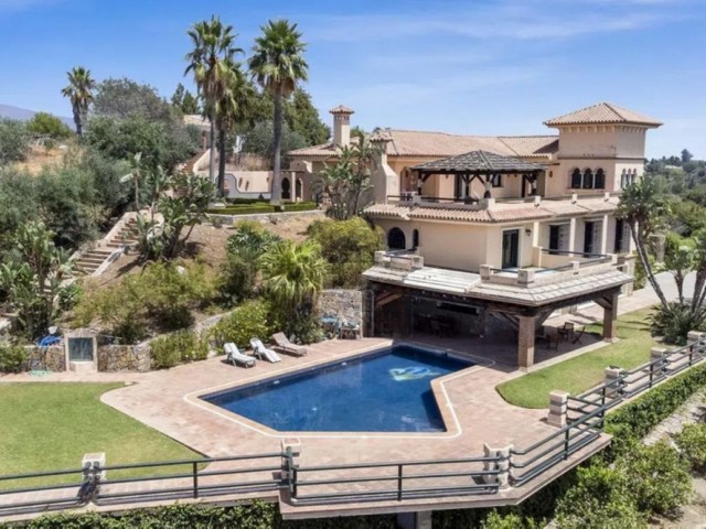 6 Bedrooms Villa in Estepona