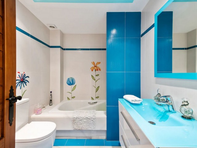 6 Bedrooms Villa in Estepona