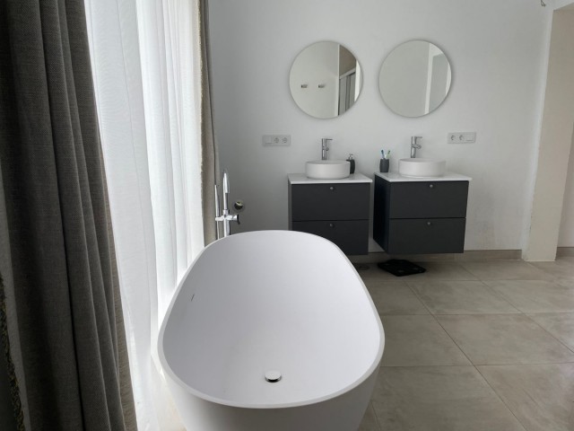 3 Bedrooms Villa in Estepona