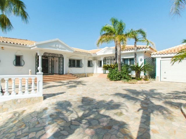 Villa avec 4 Chambres  à Valtocado