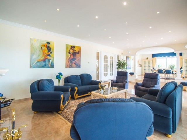 Villa avec 4 Chambres  à Valtocado
