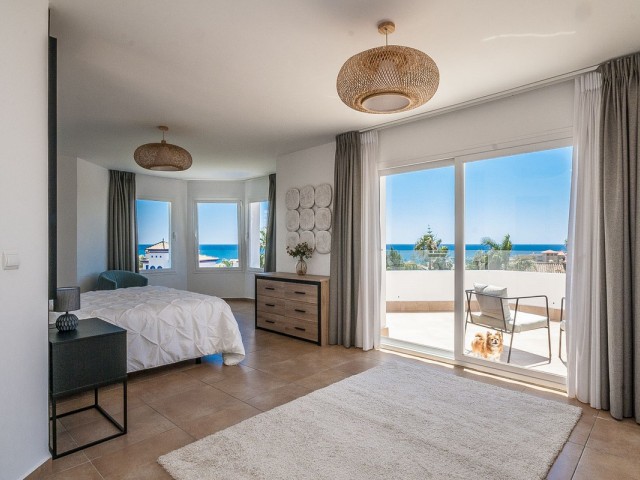 6 Bedrooms Villa in Estepona