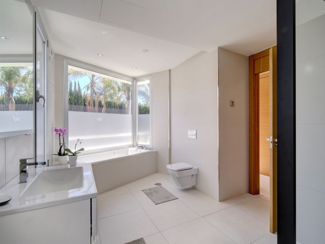 Villa con 5 Dormitorios  en Nueva Andalucía