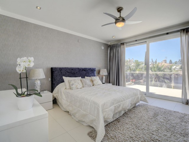 Villa con 5 Dormitorios  en Nueva Andalucía