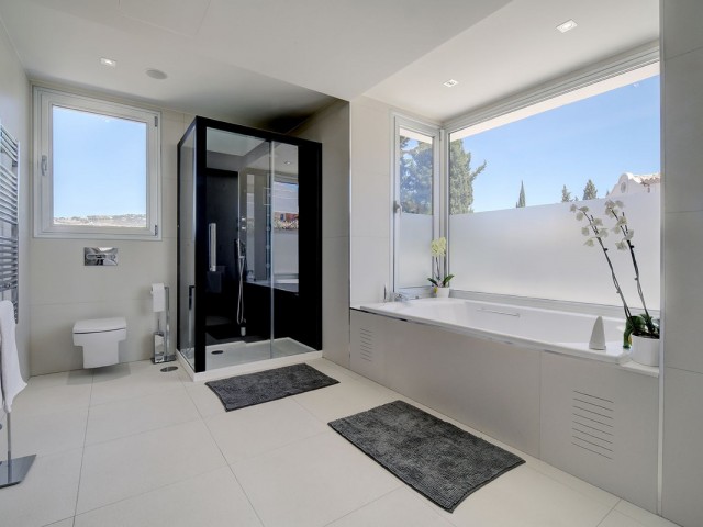 Villa con 5 Dormitorios  en Nueva Andalucía
