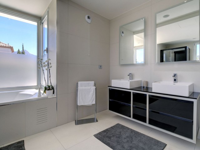 Villa con 5 Dormitorios  en Nueva Andalucía