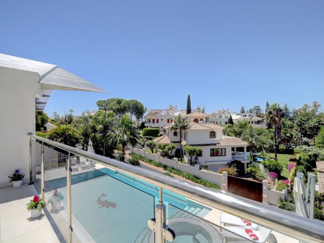 Villa con 5 Dormitorios  en Nueva Andalucía