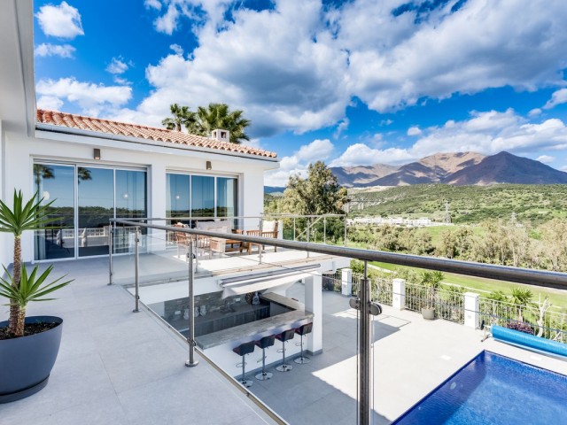 4 Bedrooms Villa in Estepona