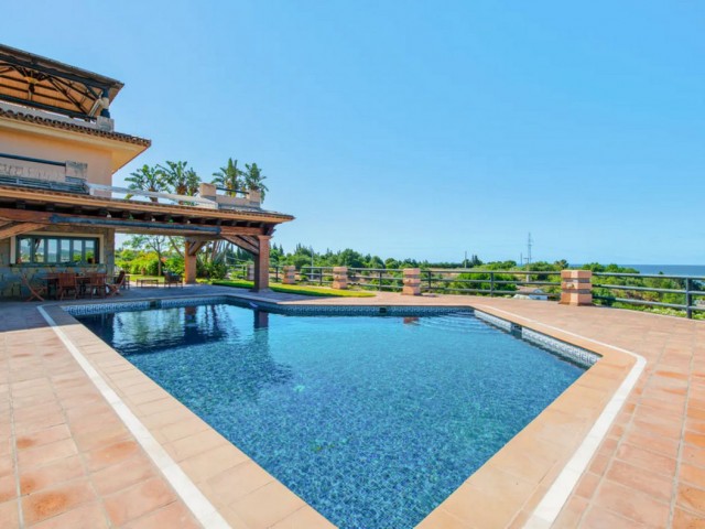 Villa con 6 Dormitorios  en Estepona