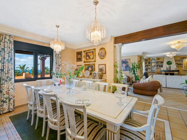 Villa con 6 Dormitorios  en Estepona