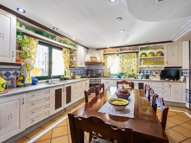 Villa con 6 Dormitorios  en Estepona
