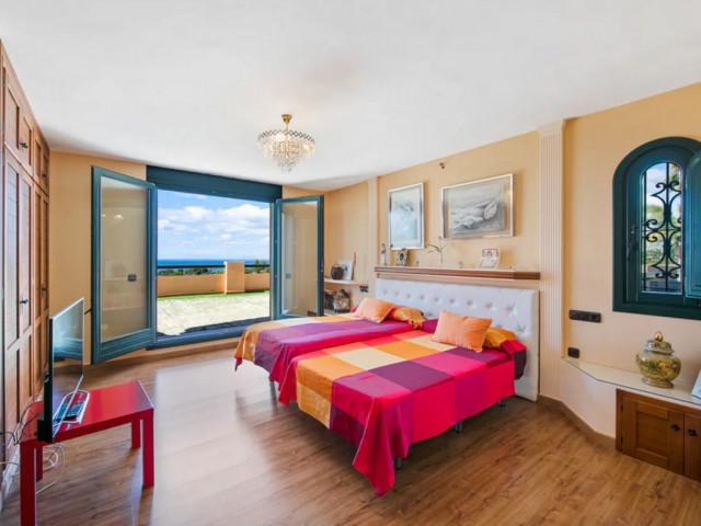 Villa con 6 Dormitorios  en Estepona