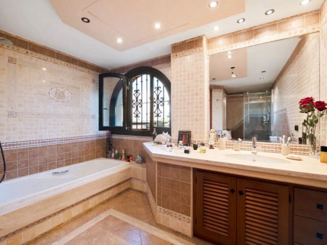 Villa con 6 Dormitorios  en Estepona