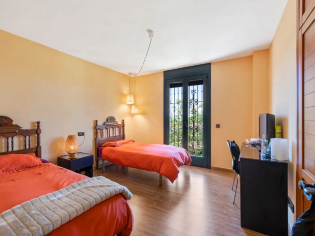 Villa con 6 Dormitorios  en Estepona
