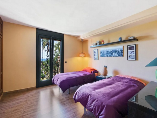 Villa con 6 Dormitorios  en Estepona