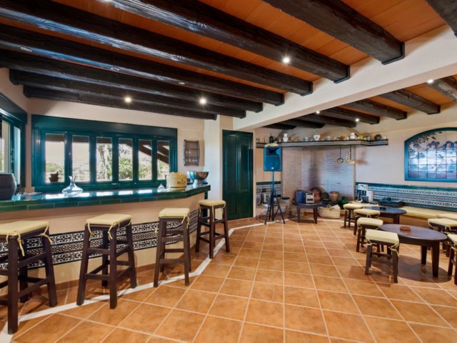 Villa con 6 Dormitorios  en Estepona