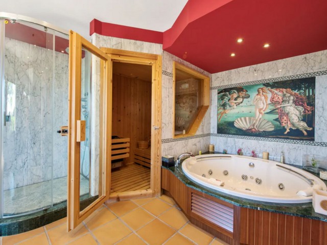 Villa con 6 Dormitorios  en Estepona