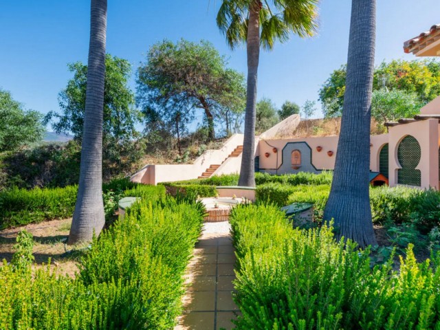 Villa con 6 Dormitorios  en Estepona