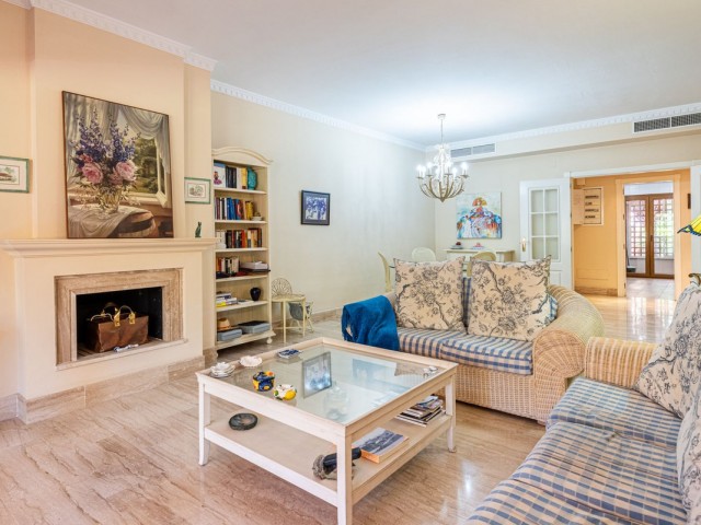 Apartamento con 2 Dormitorios  en Guadalmina Baja