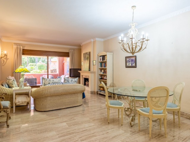 Apartamento con 2 Dormitorios  en Guadalmina Baja
