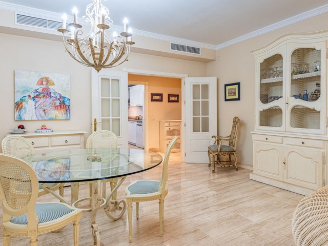 Apartamento con 2 Dormitorios  en Guadalmina Baja