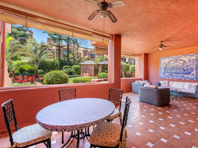 Apartamento con 2 Dormitorios  en Guadalmina Baja