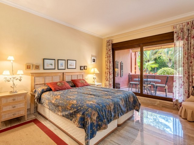 Apartamento con 2 Dormitorios  en Guadalmina Baja