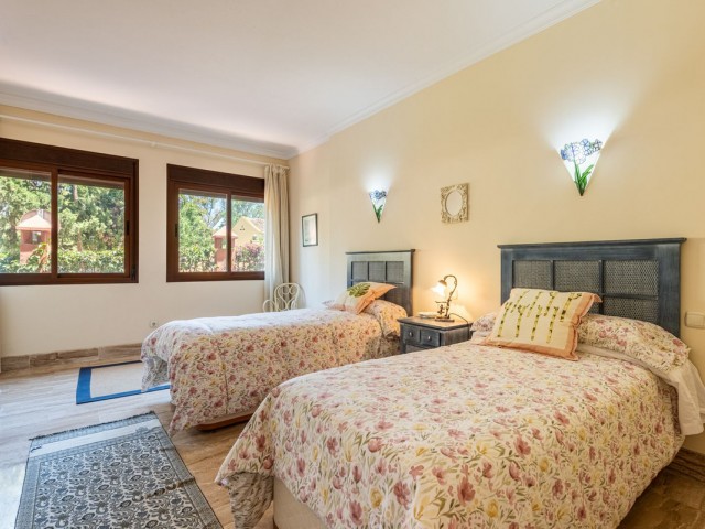 Apartamento con 2 Dormitorios  en Guadalmina Baja