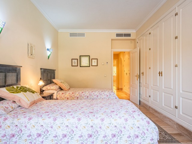 Apartamento con 2 Dormitorios  en Guadalmina Baja