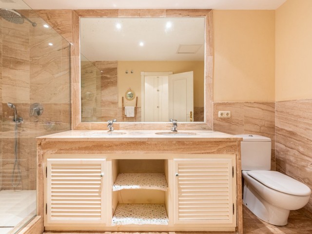 Apartamento con 2 Dormitorios  en Guadalmina Baja