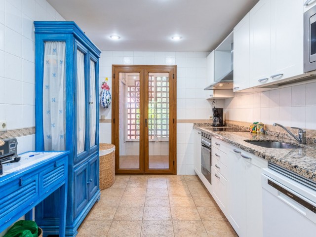 Apartamento con 2 Dormitorios  en Guadalmina Baja