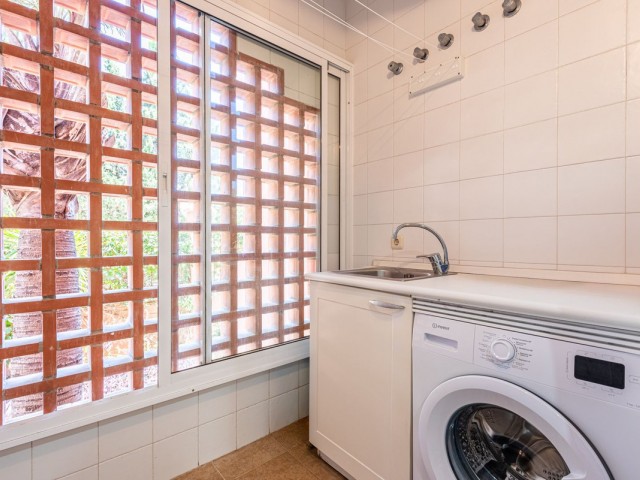 Apartamento con 2 Dormitorios  en Guadalmina Baja