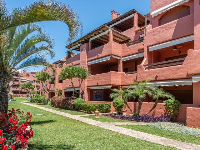 Apartamento con 2 Dormitorios  en Guadalmina Baja